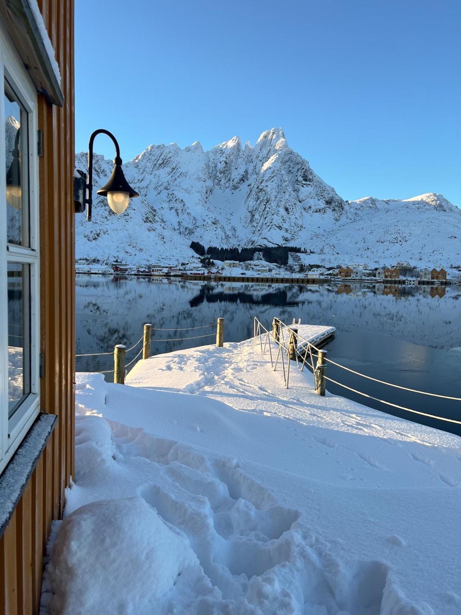 Charming Waterfront Cabin In Ballstad, Lofoten 외부 사진